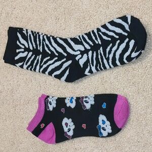 2 Pairs of Halloween socks one ankle/one crew sock Sz 4-10 EUC